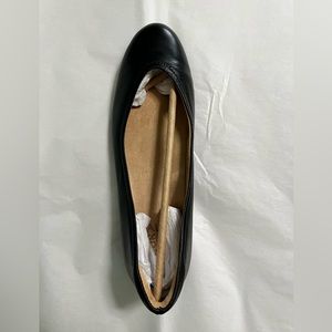Naturalizer shoes size 9.5M - Vivienne Black Leather dress shoes.